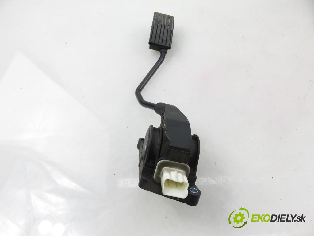 PEUGEOT 407 SW (6E_) KOMBI 2006 80,00 1.6 HDi 110 - 9HZ (DV6TED4) 1560,00 potenciometr plynového pedálu 9644939680 ; 0280752241 ; F00C3P2311 (Potenciometr plynového pedálu)