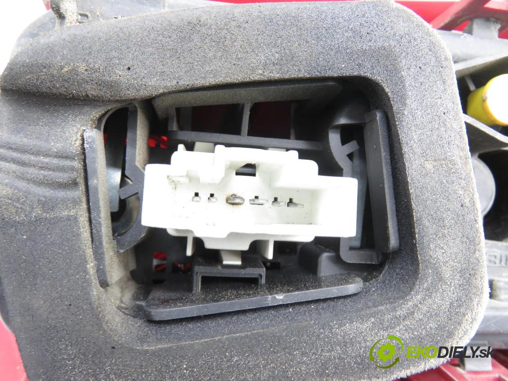 PEUGEOT 307 SW (3H) KOMBI 2006 80,00 1.6 HDI 110 - 9HZ (DV6TED4) 1560,00 světlo levé zadní 557686A