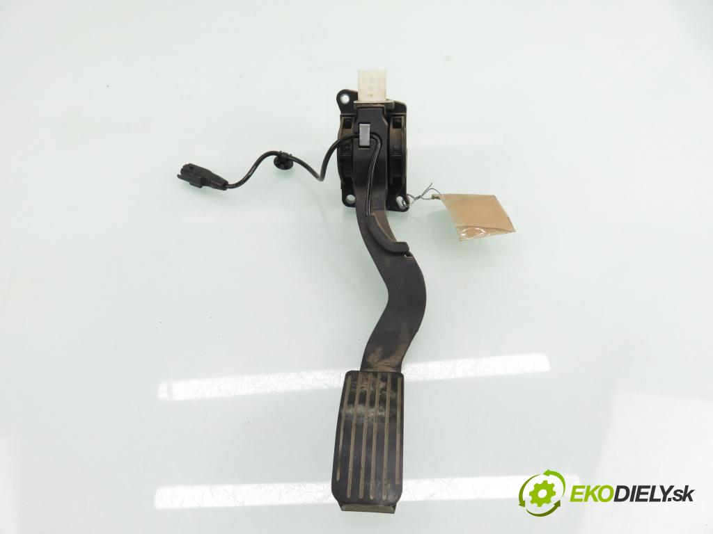 PEUGEOT 307 SW (3H) KOMBI 2006 80,00 1.6 HDI 110 - 9HZ (DV6TED4) 1560,00 potenciometr plynového pedálu 9650889180 ; 0280755001 ; F00C3E2429 (Potenciometr plynového pedálu)