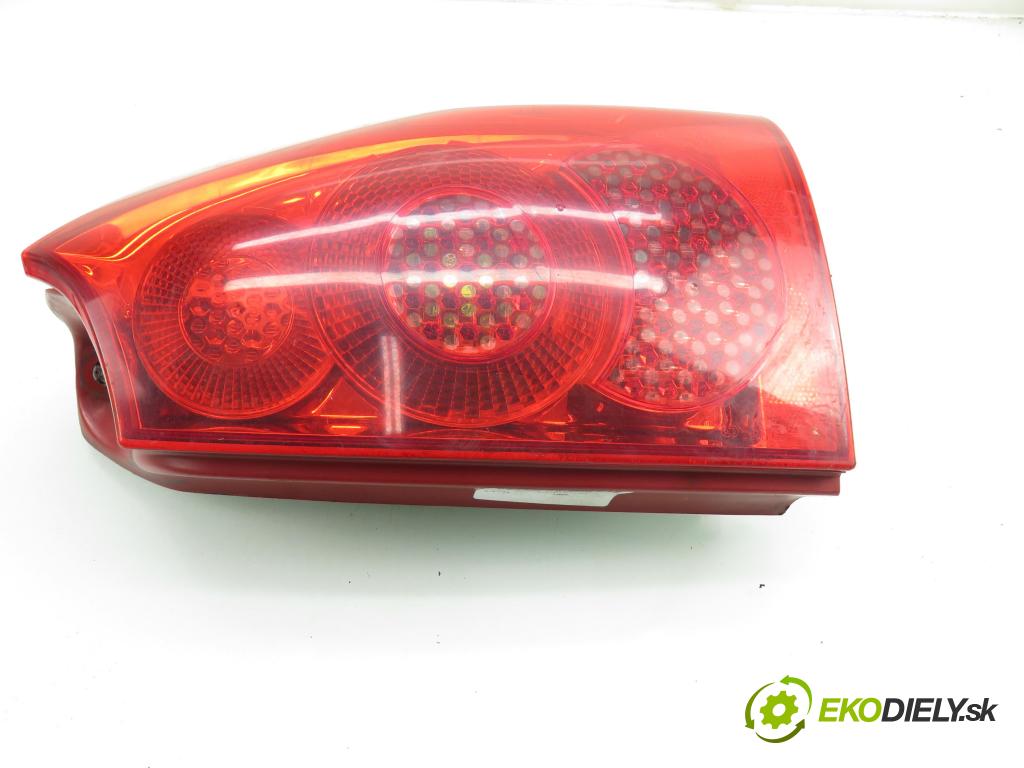 PEUGEOT 307 SW (3H) KOMBI 2006 80,00 1.6 HDI 110 - 9HZ (DV6TED4) 1560,00 světlo pravé zadní 557684A