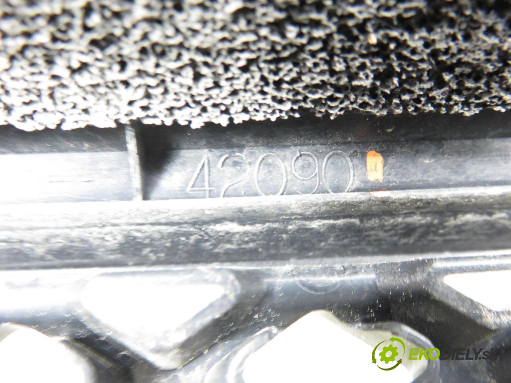 TOYOTA RAV 4 II (_A2_) SUV 2003 85,00 2.0 D-4D 4WD 116 - 1CD-FTV 1995,00 Mriežka / maska 5311142090