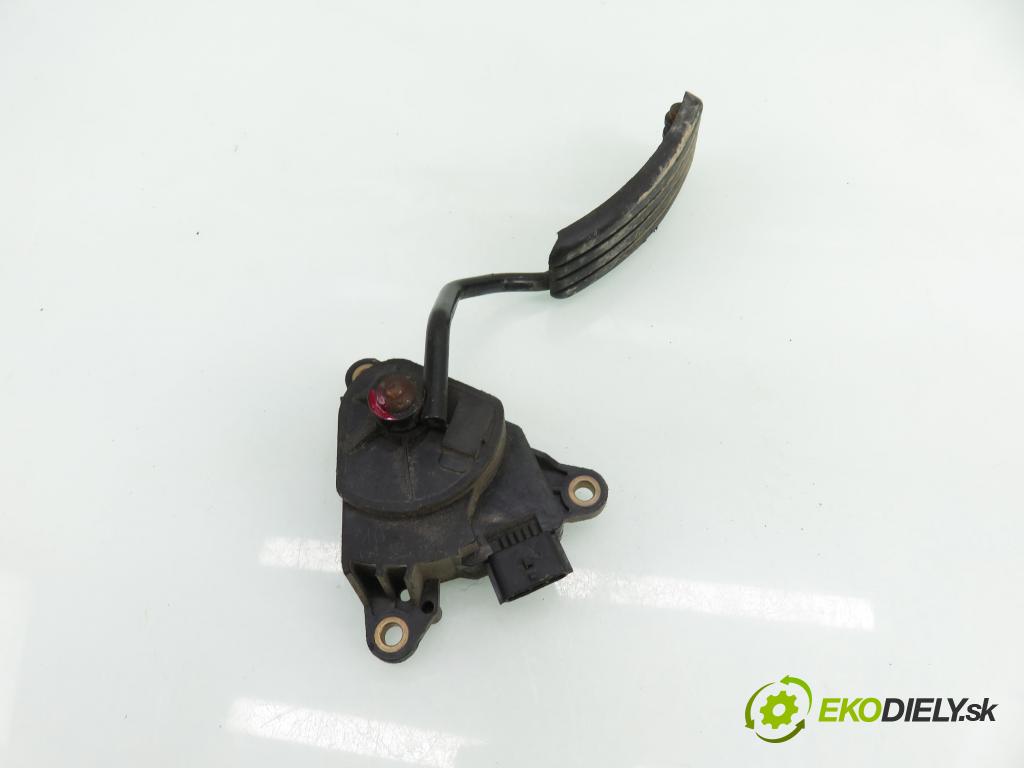 RENAULT MEGANE II (BM0/1_, CM0/1_) HB 2004 88,00 1.9 dCi 120 - F9Q 800 1870,00 Potenciometer plynu 8200153268 (Potenciometer plynového pedálu)