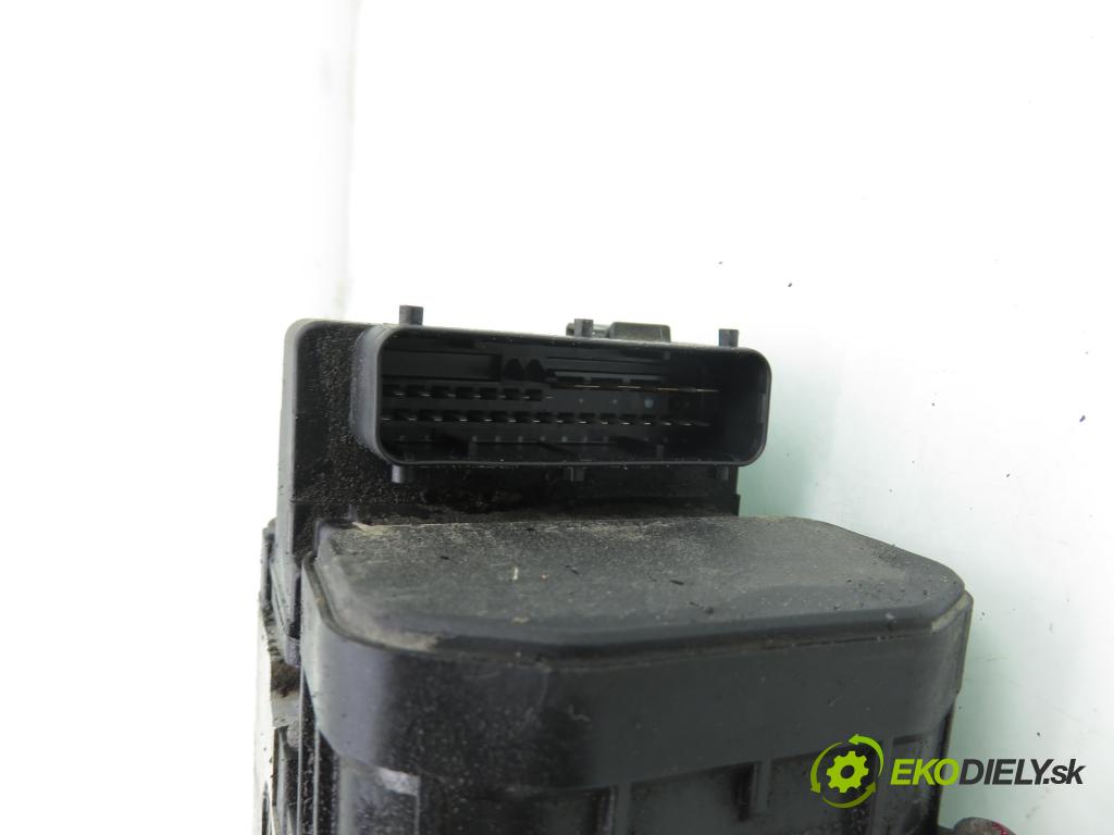 VW PASSAT B5 (3B2) SEDAN 1996 74,00 1.6 - ADP 1595,00 Pumpa ABS 0265216411 ; 0273004132 ; 8E0614111 (Pumpa ABS)