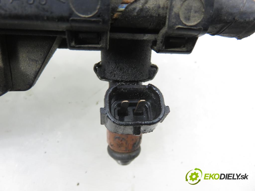 VW POLO (9N_) HB 2006 74,00 1.4 16V - BBZ 1390,00 Lišta vstrekovacia 036906031L ; 036133320 (Vstrekovacia lišta)