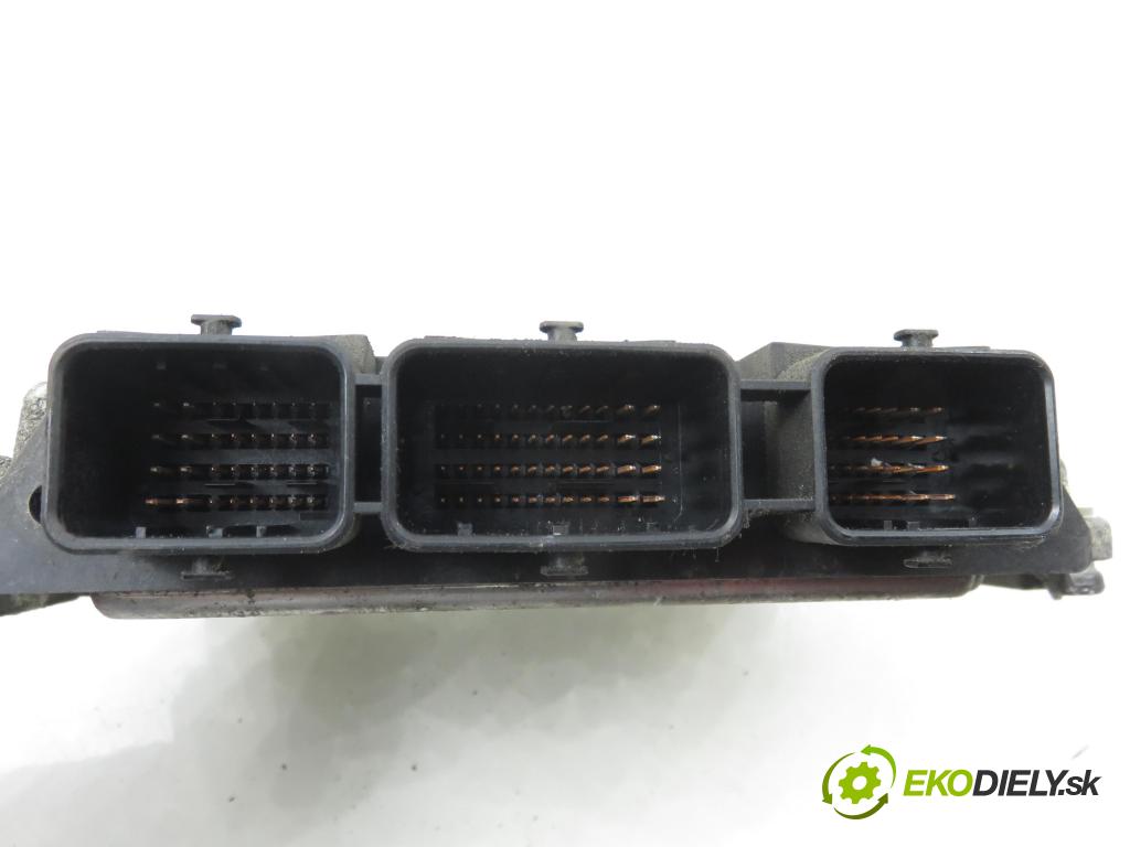VOLVO S40 II (MS) SEDAN 2006 81,00 1.6 D - D 4164 T 1560,00 Riadiaca jednotka Motor 8692329 ; 4N5112A650BA ; 0281011775