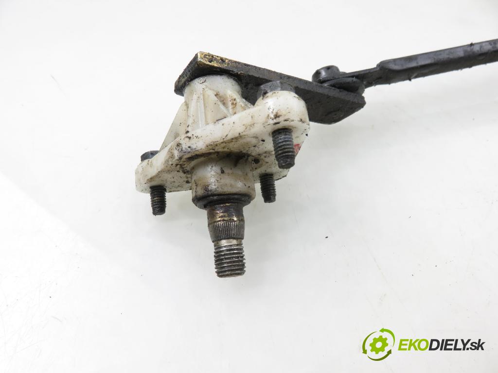 NISSAN TERRANO II (R20) TERENOWY 1994 91,00 2.4 i 12V 4WD 124 - KA24E 2389,00 Motorček stieračov 9390332384 ; 9390332378
