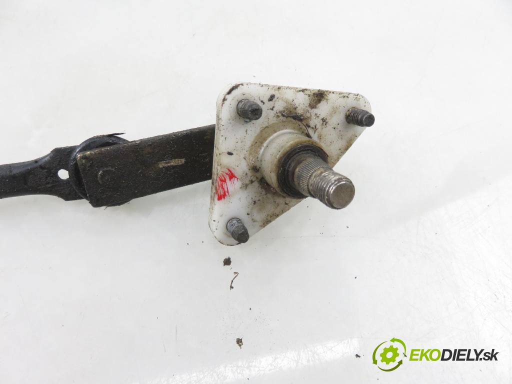 NISSAN TERRANO II (R20) TERENOWY 1994 91,00 2.4 i 12V 4WD 124 - KA24E 2389,00 Motorček stieračov 9390332384 ; 9390332378