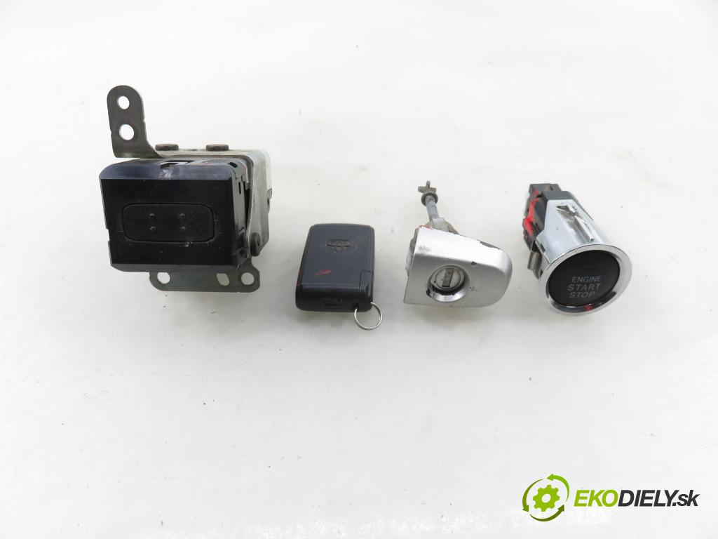 TOYOTA COROLLA Verso (ZER_, ZZE12_, R1_) MINIVAN 2005 85,00 2.0 D-4D (CUR10_) - 1CD-FTV 1995,00 spinačka / zámky 626399000 ; 15A7101