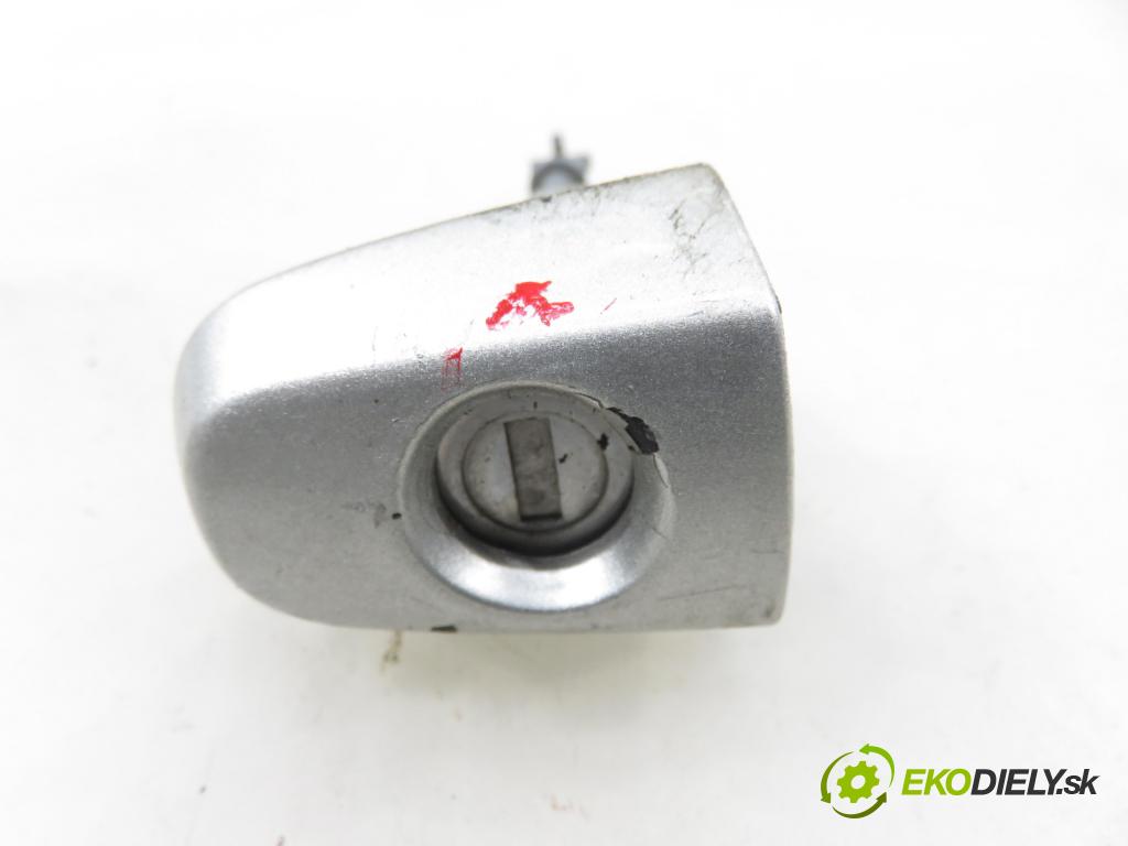 TOYOTA COROLLA Verso (ZER_, ZZE12_, R1_) MINIVAN 2005 85,00 2.0 D-4D (CUR10_) - 1CD-FTV 1995,00 spinačka / zámky 626399000 ; 15A7101
