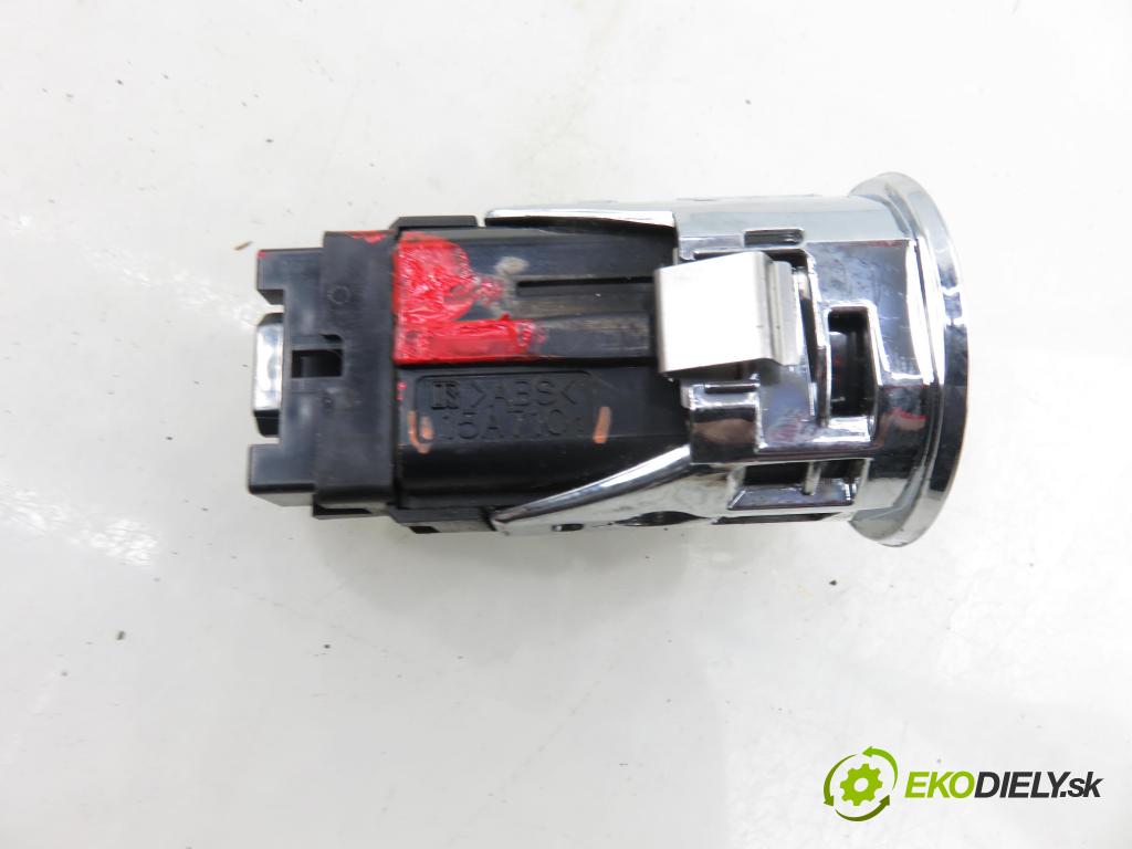TOYOTA COROLLA Verso (ZER_, ZZE12_, R1_) MINIVAN 2005 85,00 2.0 D-4D (CUR10_) - 1CD-FTV 1995,00 spinačka / zámky 626399000 ; 15A7101