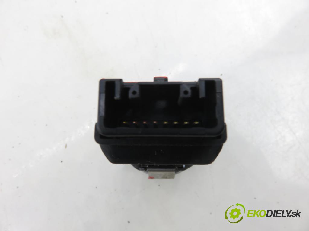 TOYOTA COROLLA Verso (ZER_, ZZE12_, R1_) MINIVAN 2005 85,00 2.0 D-4D (CUR10_) - 1CD-FTV 1995,00 spinačka / zámky 626399000 ; 15A7101