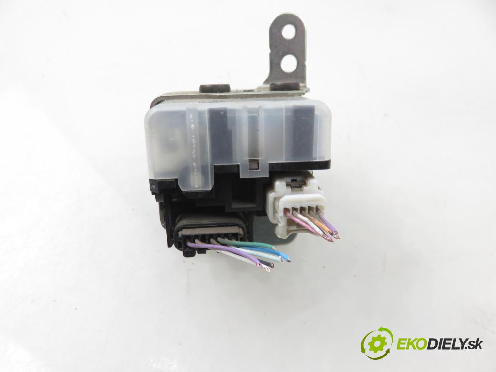 TOYOTA COROLLA Verso (ZER_, ZZE12_, R1_) MINIVAN 2005 85,00 2.0 D-4D (CUR10_) - 1CD-FTV 1995,00 spinačka / zámky 626399000 ; 15A7101