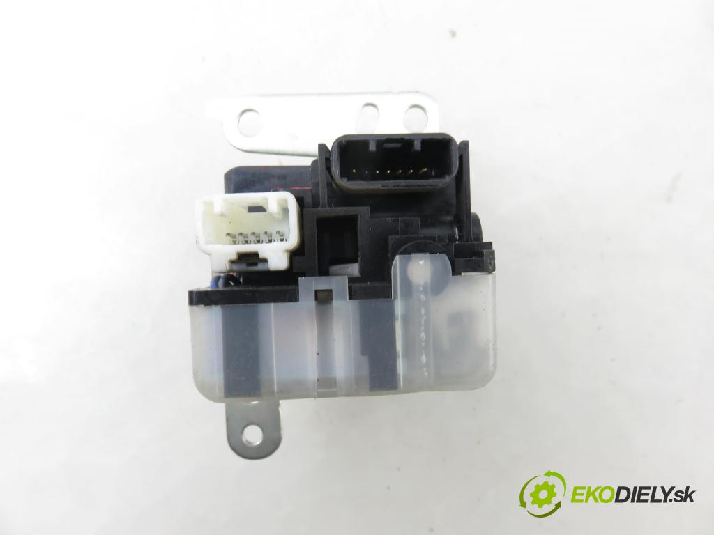 TOYOTA COROLLA Verso (ZER_, ZZE12_, R1_) MINIVAN 2005 85,00 2.0 D-4D (CUR10_) - 1CD-FTV 1995,00 spinačka / zámky 626399000 ; 15A7101