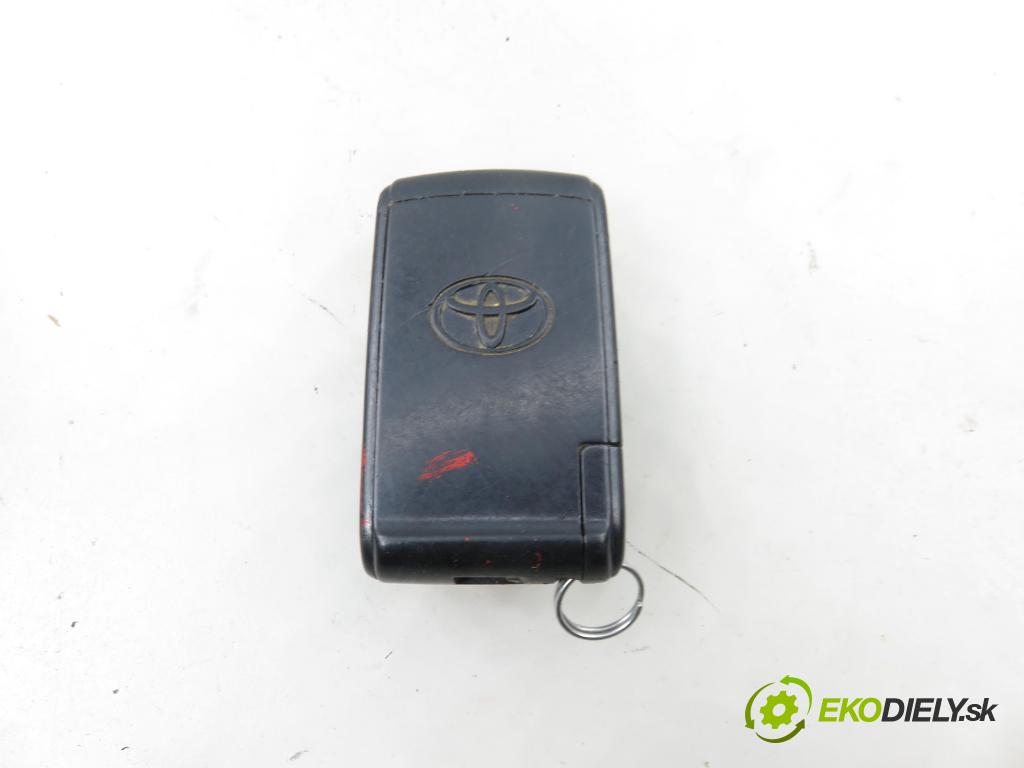 TOYOTA COROLLA Verso (ZER_, ZZE12_, R1_) MINIVAN 2005 85,00 2.0 D-4D (CUR10_) - 1CD-FTV 1995,00 spinačka / zámky 626399000 ; 15A7101