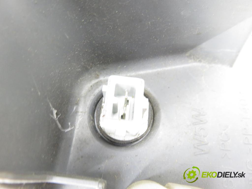TOYOTA YARIS (_P1_) HB 2004 50,00 1.0 VVT- i 68 - 1SZ-FE 998,00 Svetlo PP 811100D08000