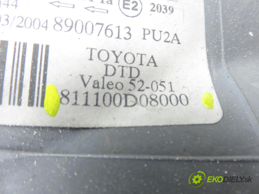 TOYOTA YARIS (_P1_) HB 2004 50,00 1.0 VVT- i 68 - 1SZ-FE 998,00 Svetlo PP 811100D08000