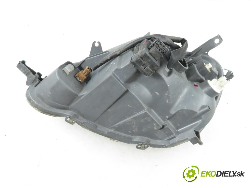 TOYOTA YARIS (_P1_) HB 2004 50,00 1.0 VVT- i 68 - 1SZ-FE 998,00 Svetlo PP 811100D08000
