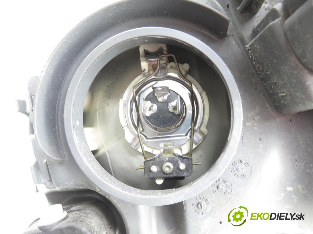 TOYOTA YARIS (_P1_) HB 2004 50,00 1.0 VVT- i 68 - 1SZ-FE 998,00 Svetlo PP 811100D08000