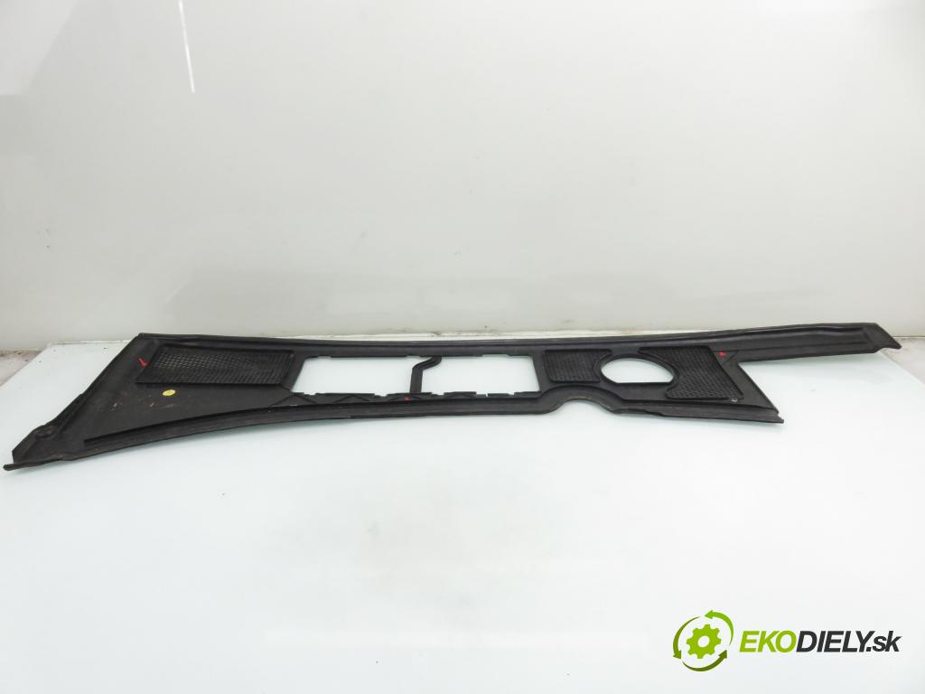 AUDI A4 (8E2, B6) SEDAN 2001 110,00 1.8 T quattro - AVJ 1781,00 Torpédo, plast pod čelné okno 8E1819417A (Torpédo (plast pod čelným sklom))