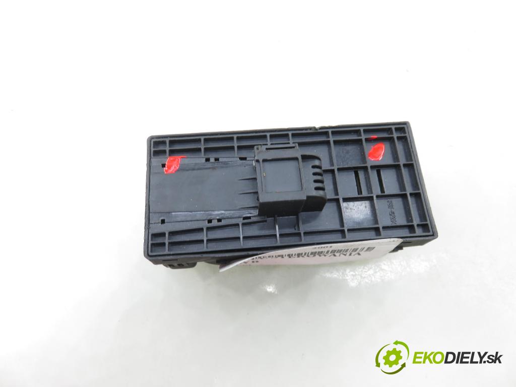 AUDI A4 (8E2, B6) SEDAN 2001 110,00 1.8 T quattro - AVJ 1781,00 Panel ovládania okien
