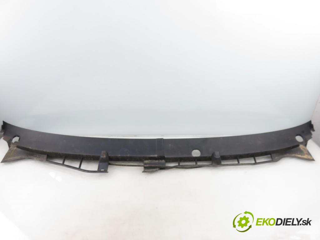 SKODA OCTAVIA I (1U2) LIFTBACK 2000 55,00 1.6 - AEE 1598,00 torpédo plast pod čelní okno 1U0819403A ; 1U0819404A (Plast pod čelním sklem)