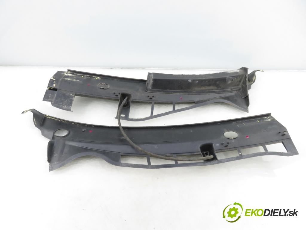 SKODA OCTAVIA I (1U2) LIFTBACK 2000 55,00 1.6 - AEE 1598,00 Torpédo, plast pod čelné okno 1U0819403A ; 1U0819404A (Torpédo (plast pod čelným sklom))