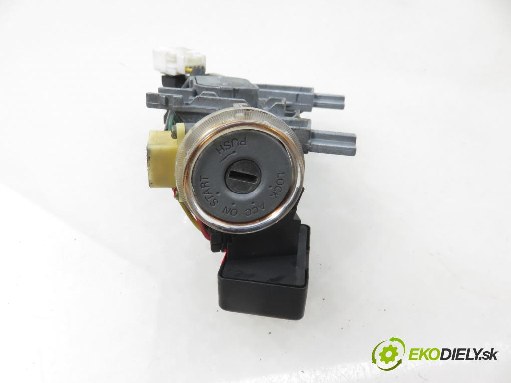 MITSUBISHI PAJERO PININ (H6_W, H7_W) TERENOWY 2005 84,00 1.8 (H76W, H66W) - 4G93 (SOHC 16V) 1834,00 spinačka / zámky MR587312