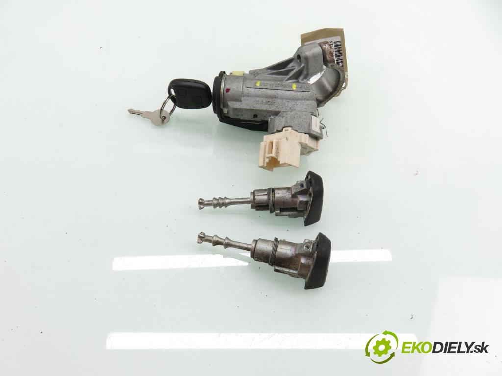 TOYOTA YARIS (_P9_) HB 2006 64,00 1.3 VVT-i (SCP90) 87 - 2SZ-FE 1298,00 spinačka / zámky N0502241256