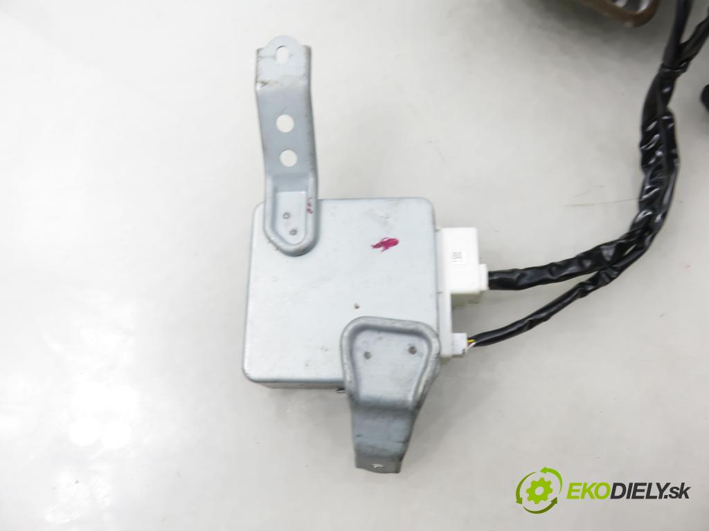 TOYOTA YARIS (_P1_) HB 2004 50,00 1.0 (SCP10_) - 1SZ-FE 998,00 serv/podporovanie elektrické 896500D030 ; 99509000 ; 1608000161