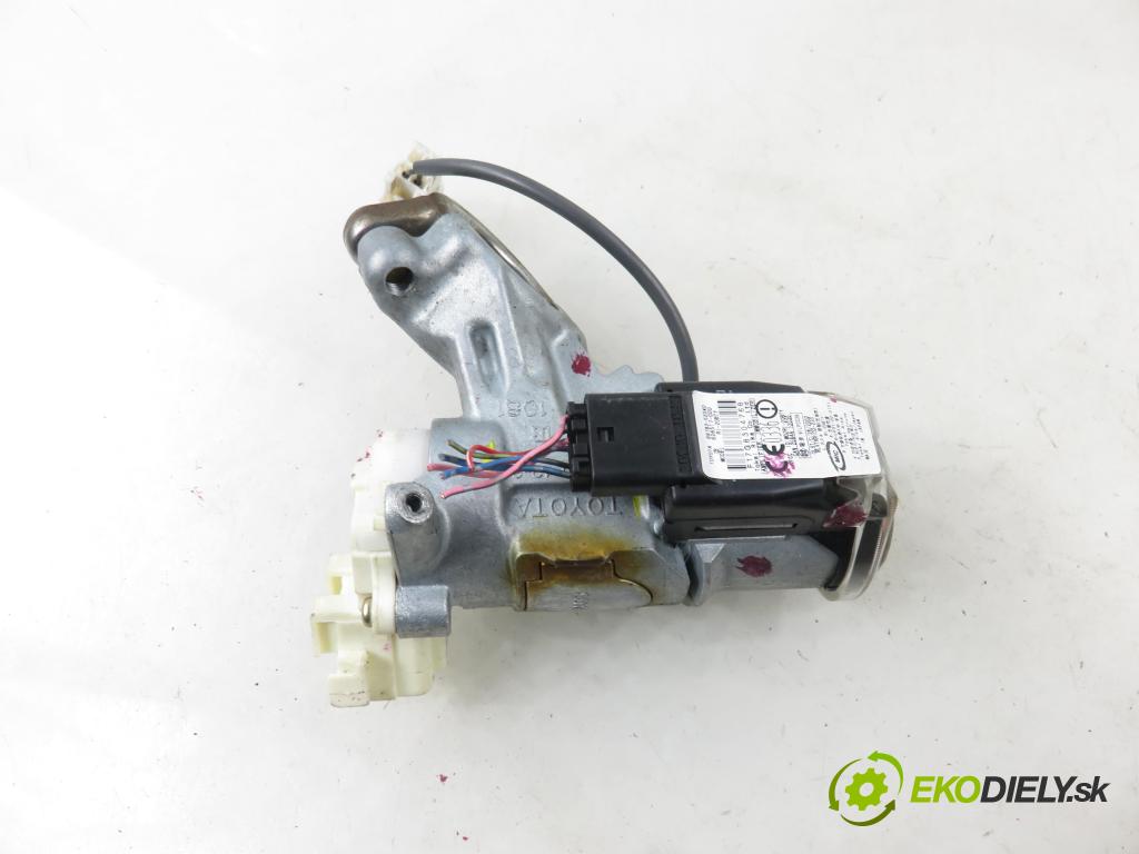 TOYOTA RAV 4 II (_A2_) SUV 2003 85,00 2.0 D-4D 4WD (CLA20_, CLA21_) - 1CD-FTV 1995,00 spinačka / zámky 45020423 ; 8978352040