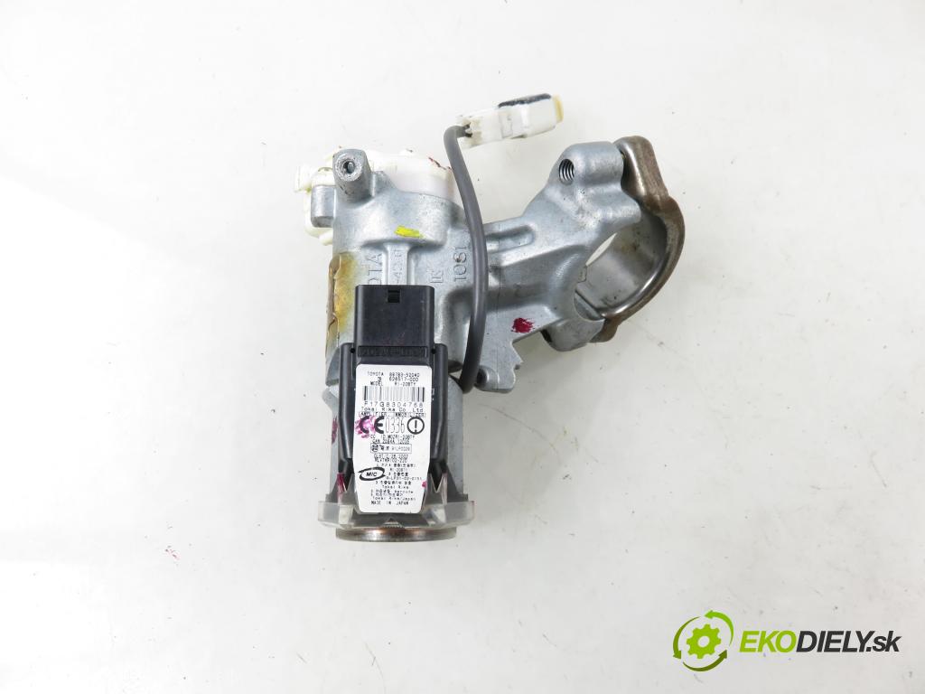 TOYOTA RAV 4 II (_A2_) SUV 2003 85,00 2.0 D-4D 4WD (CLA20_, CLA21_) - 1CD-FTV 1995,00 spinačka / zámky 45020423 ; 8978352040