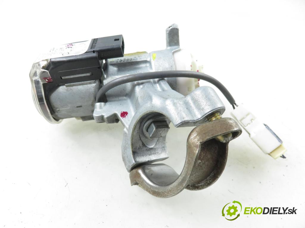 TOYOTA RAV 4 II (_A2_) SUV 2003 85,00 2.0 D-4D 4WD (CLA20_, CLA21_) - 1CD-FTV 1995,00 spinačka / zámky 45020423 ; 8978352040