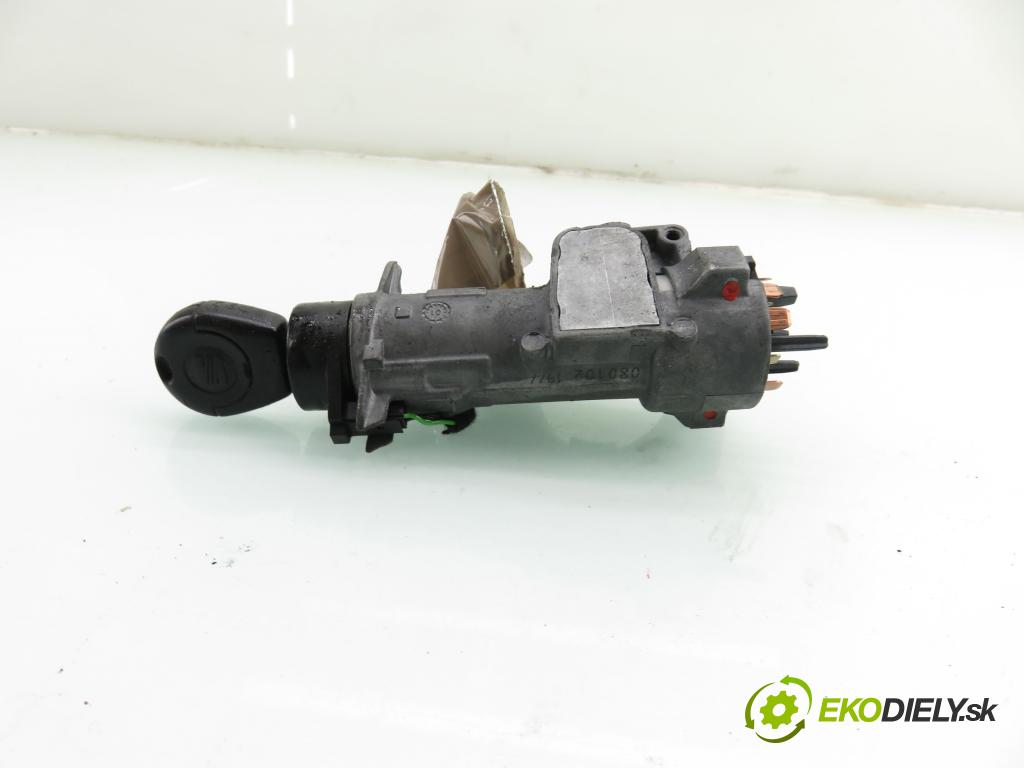 SEAT IBIZA III (6L1) HB 2005 74,00 1.4 16V - AUB 1390,00 spinačka 4B0905851C (Spínacia skrinka)
