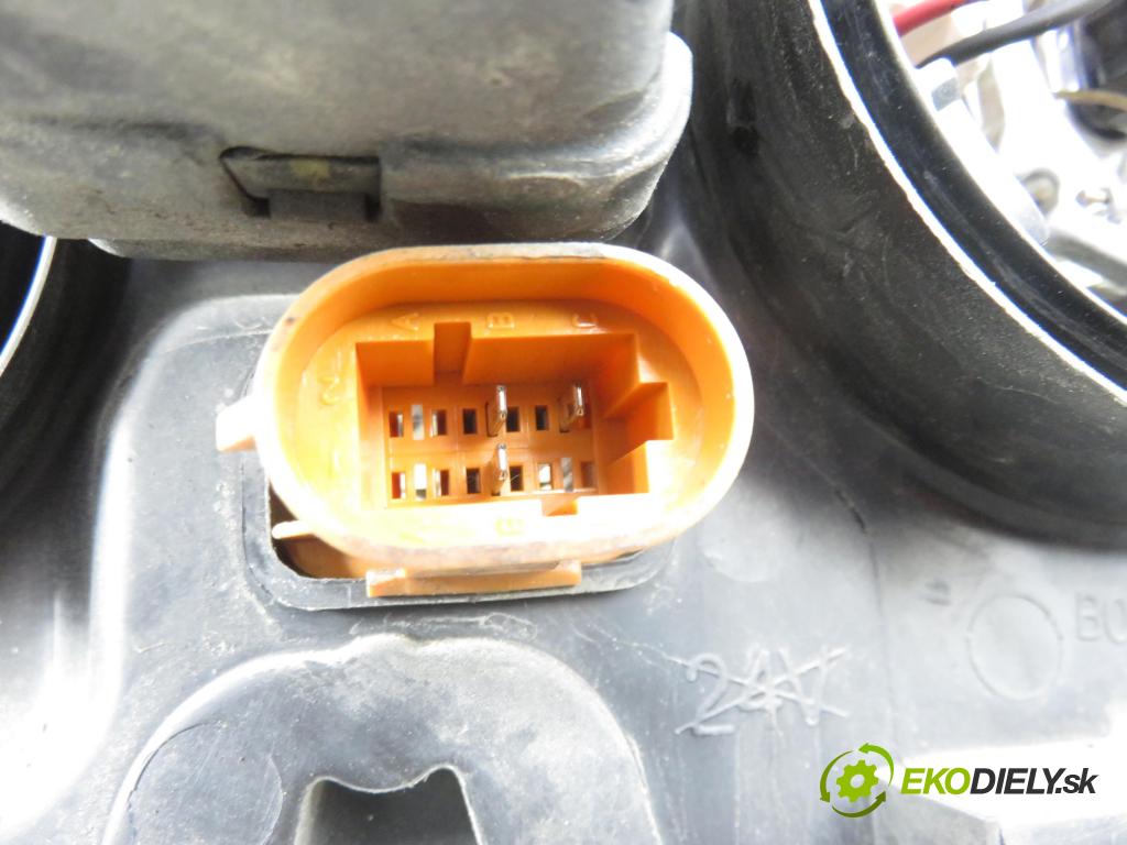 RENAULT SCENIC I (JA0/1_) MINIVAN 2003 75,00 1.9 dCi (JA05, JA1F) - F9Q 732 1870,00 Svetlo PP 7700432097 ; 7701047600