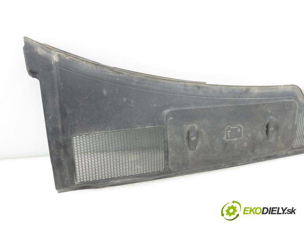 AUDI A4 (8E2, B6) SEDAN 2001 96,00 1.9 TDI - AWX 1896,00 torpédo plast pod čelní okno 8E1819447A (Plast pod čelním sklem)