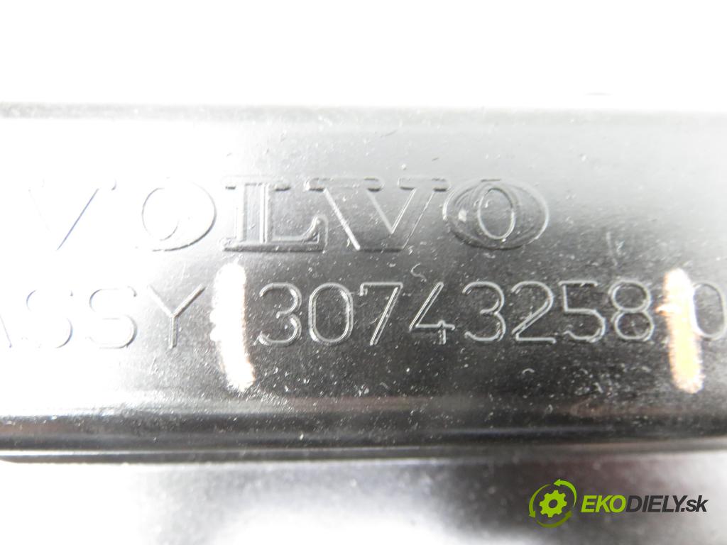 VOLVO V70 II SW (285) KOMBI 2007 136,00 2.4 D5 - D 5244 T4 2400,00 Kryt Ventilov 30743258 ; 30743259 ; 08675978