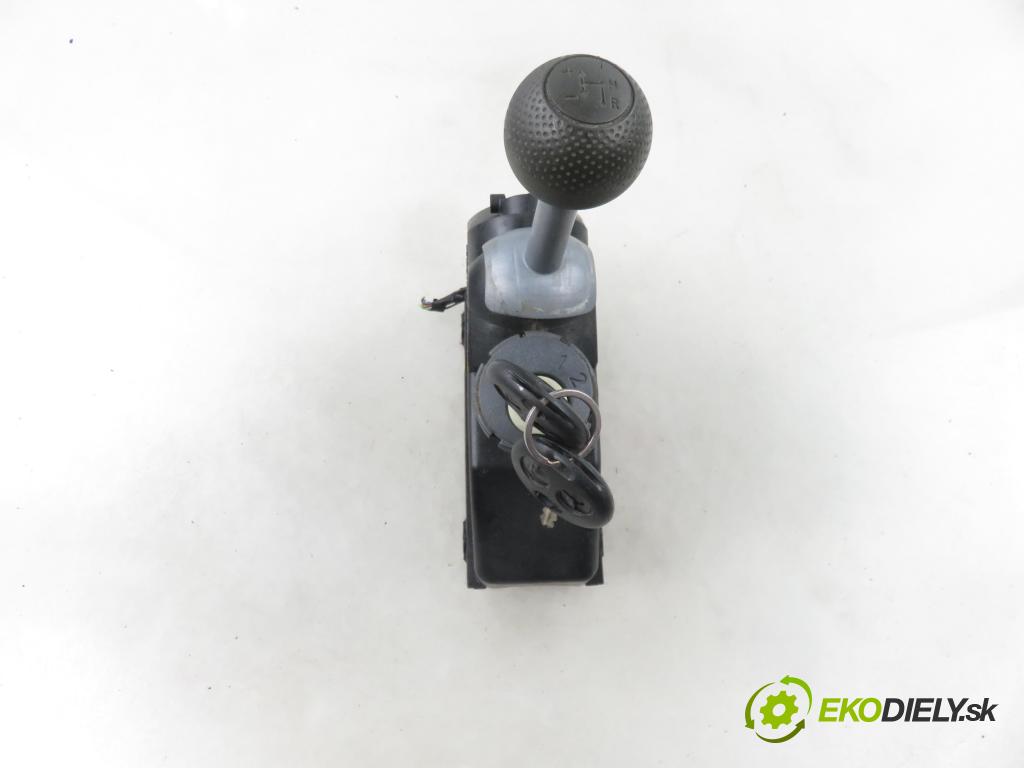 SMART FORTWO Coupe (450) HB 2004 37,00 0.7 (450.330) - M 160.920 698,00 ZVEDÁK: 0007542V003C