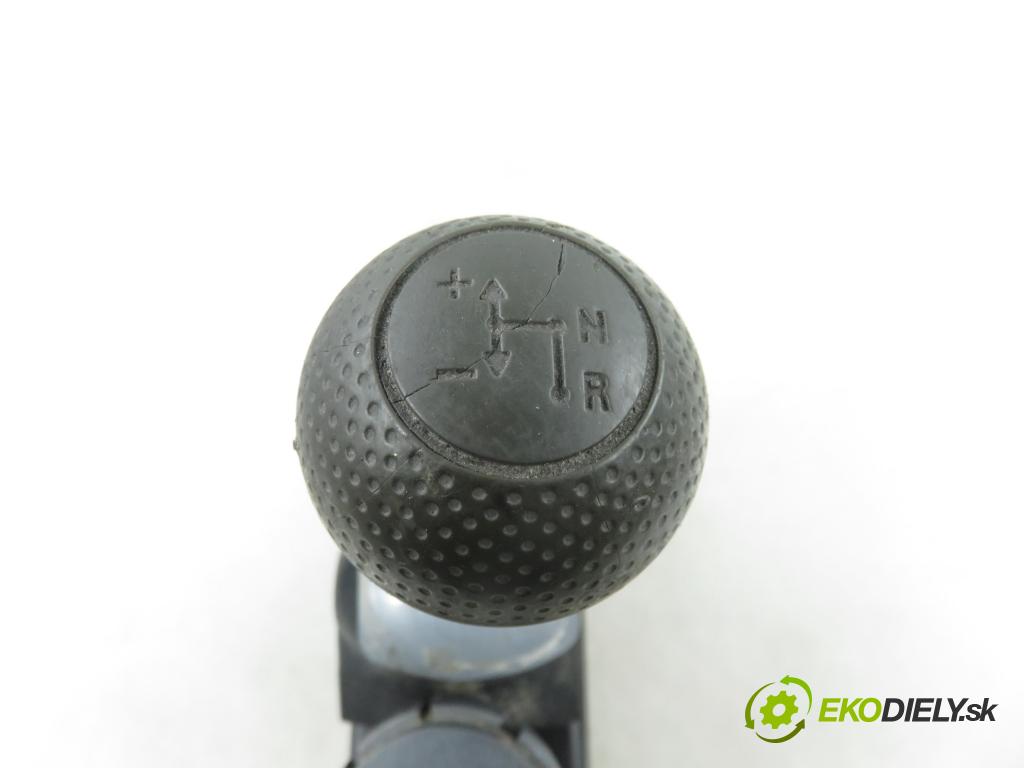 SMART FORTWO Coupe (450) HB 2004 37,00 0.7 (450.330) - M 160.920 698,00 ZVEDÁK: 0007542V003C