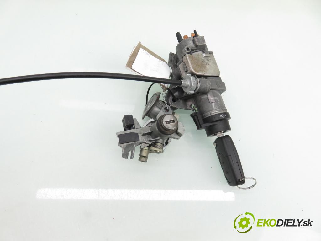 AUDI A4 (8E2, B6) SEDAN 2002 132,00 2.5 TDI quattro - AKE 2496,00 spinačka / zámky 4B0905851F