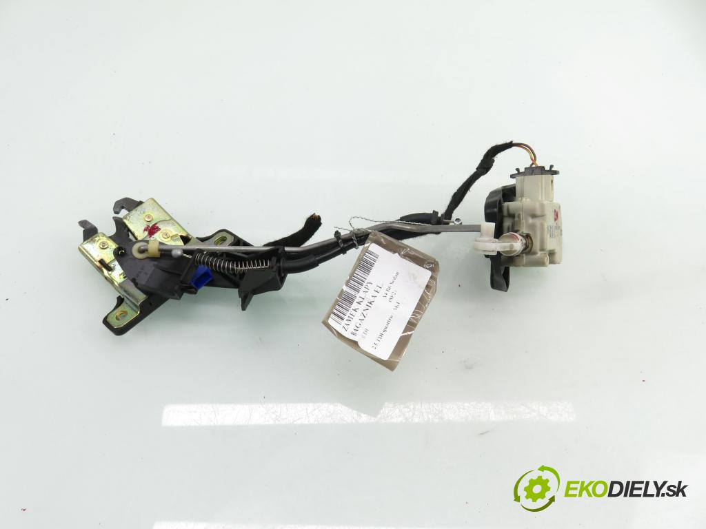 AUDI A4 (8E2, B6) SEDAN 2002 132,00 2.5 TDI quattro - AKE 2496,00 zámok dveří kufr EL. 8E5827505B ; 8E5827833 ; 8E5962115