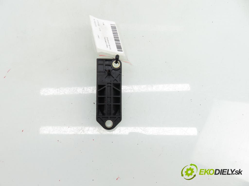VW PASSAT B5.5 Variant (3B6) KOMBI 2001 74,00 1.9 TDI PD 101 - AVB 1896,00 Snímač nárazu 5WK42895 ; 6Q0909606 (Snímač nárazu)