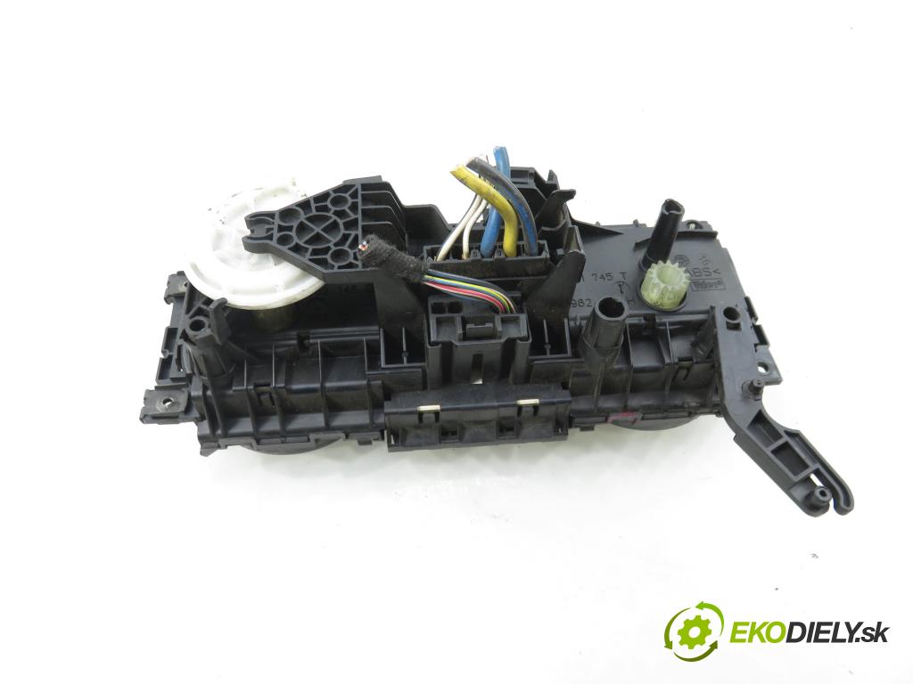 VW TRANSPORTER V Autobus (7HB, 7HJ, 7EB, 7EJ, 7EF, 7EG, 7HF, 7E BUS 2003 77,00 1.9 TDI - AXB 1896,00 Panel kúrenia 7H0819045A ; 7H0819045A9B9