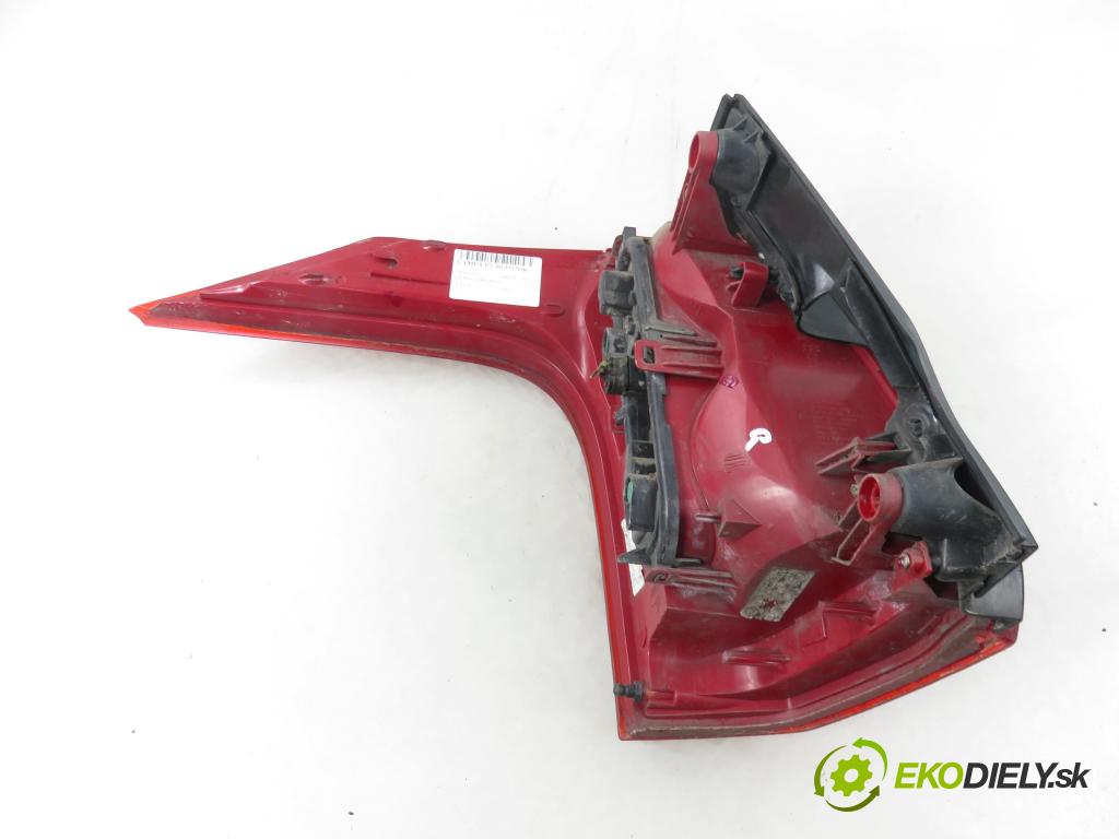 PEUGEOT 5008 (0U_, 0E_) VAN 2010 82,00 1.6 HDi - 9HR (DV6C) 1560,00 světlo pravé zadní 9672666680