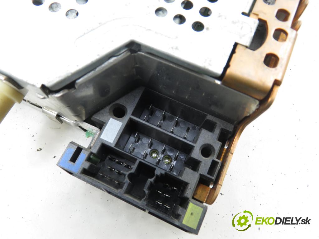 RENAULT SCENIC II (JM0/1_) MINIVAN 2003 88,00 1.9 dCi 120 - F9Q 812 1870,00 RADIO CD 8200300858