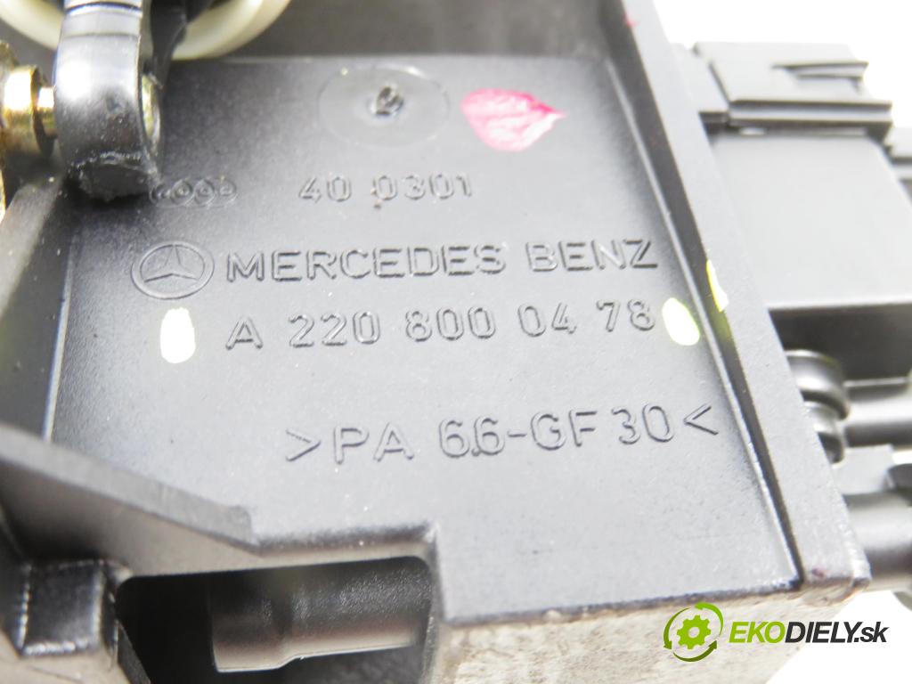 MERCEDES-BENZ KLASA S (W220) SEDAN 2001 0,00 S 500 (220.075, 220.175, 220.875) - M 113.960 4966,00 zámok dveří kufr MAN: 2208000478 ; 2208000575