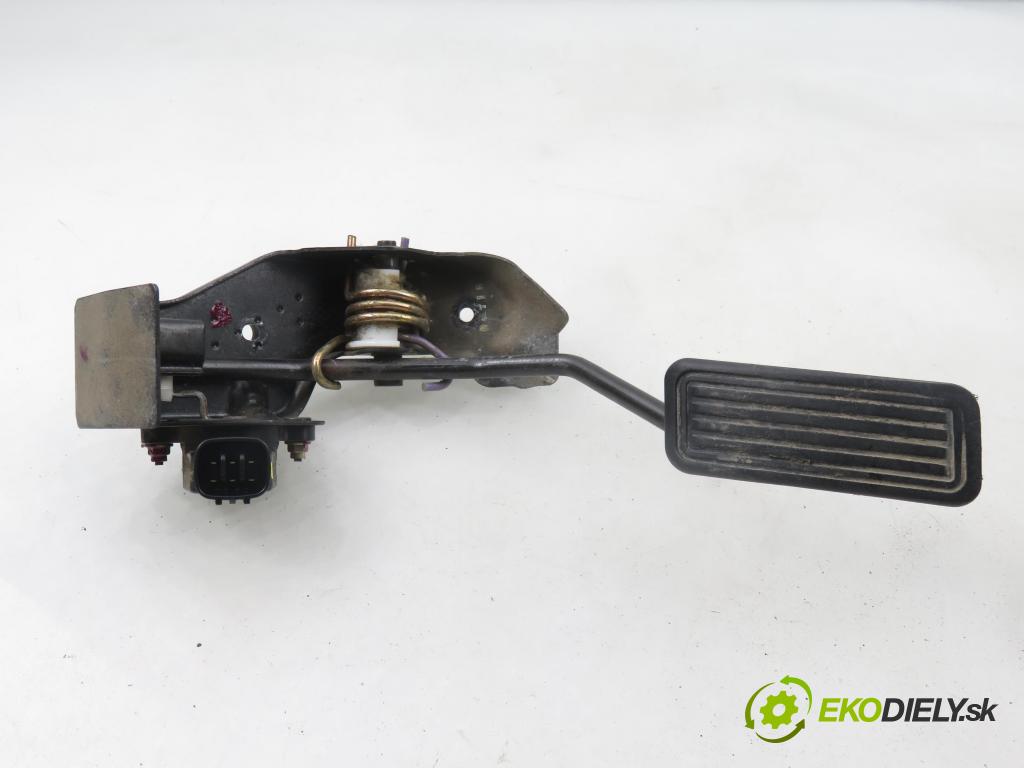 TOYOTA COROLLA Verso (ZER_, ZZE12_, R1_) MINIVAN 2005 85,00 2.0 D-4D (CUR10_) - 1CD-FTV 1995,00 potenciometr plynového pedálu 8928152021 ; 1983003041 (Potenciometr plynového pedálu)