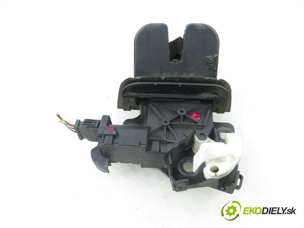 AUDI Q7 (4L) SUV 2008 257,00 4.2 FSI quattro - BAR 4163,00 zámok dverí kufor EL. 4L0827520 ; 8P4827505B
