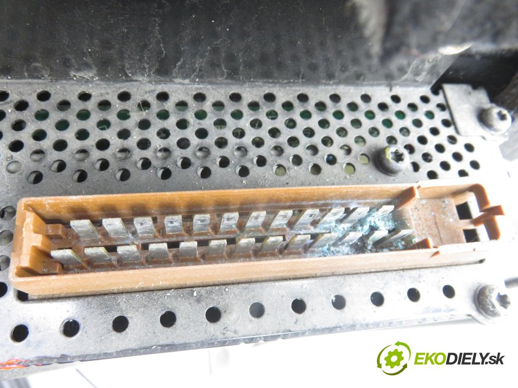 AUDI A6 Avant (4B5, C5) KOMBI 2002 125,00 2.4 quattro - BDV 2393,00 subwoofer 4B0035411A ; 4B0035399E ; 4B0035399C (Audio zařízení)