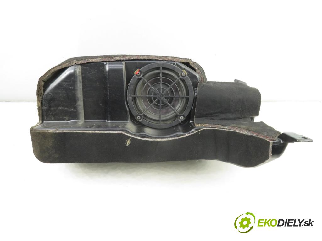 AUDI A6 Avant (4B5, C5) KOMBI 2002 125,00 2.4 quattro - BDV 2393,00 subwoofer 4B0035411A ; 4B0035399E ; 4B0035399C (Audio zařízení)