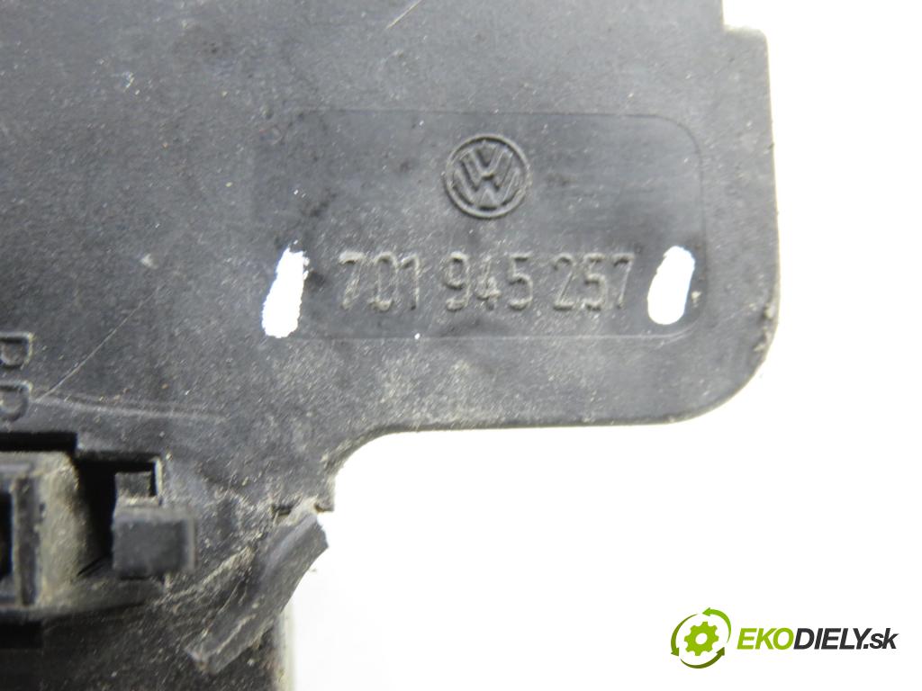 VW TRANSPORTER IV Skrzynia (70XA) FURGON 2001 65,00 2.5 TDI - AJT 2461,00 PŘÍSPĚVEK svetla pravý ZADNÍ: 701945257